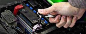 ¿Cómo se instala una nueva batería en la Aprilia RS 125?